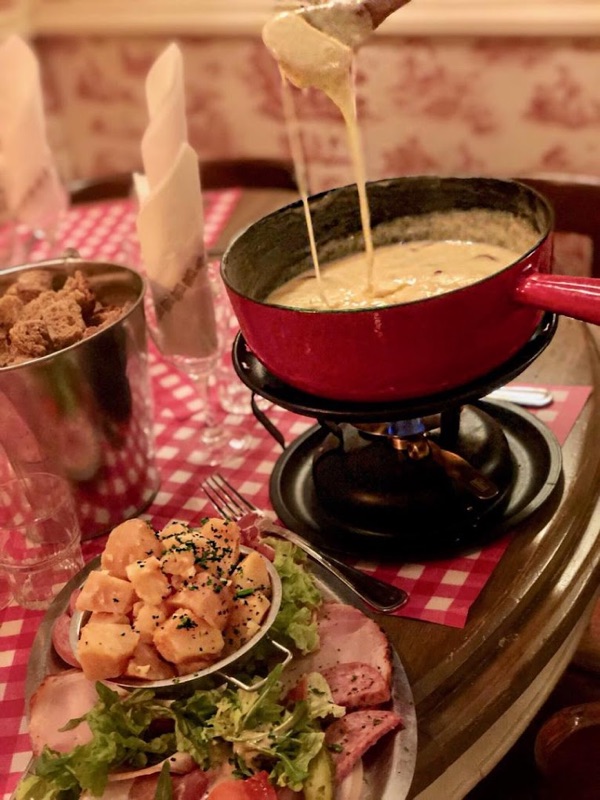 Fondue au caquelon rouge sur nappe vichy