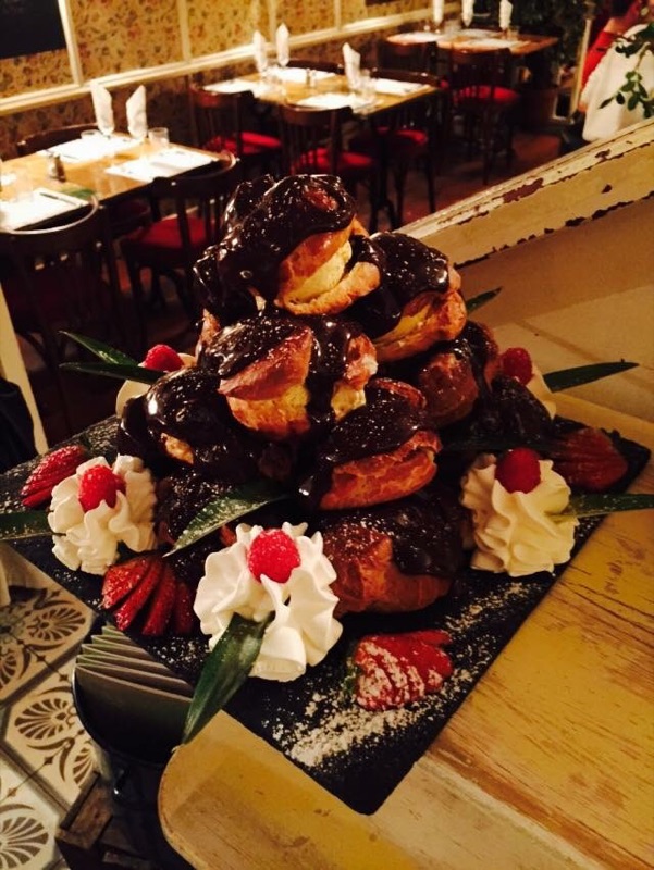 Pyramide de profiteroles au chocolat et chantilly