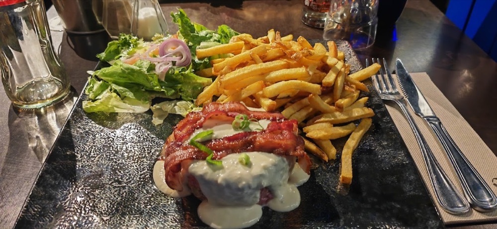 Tartine chaude au reblochon et tartiflette